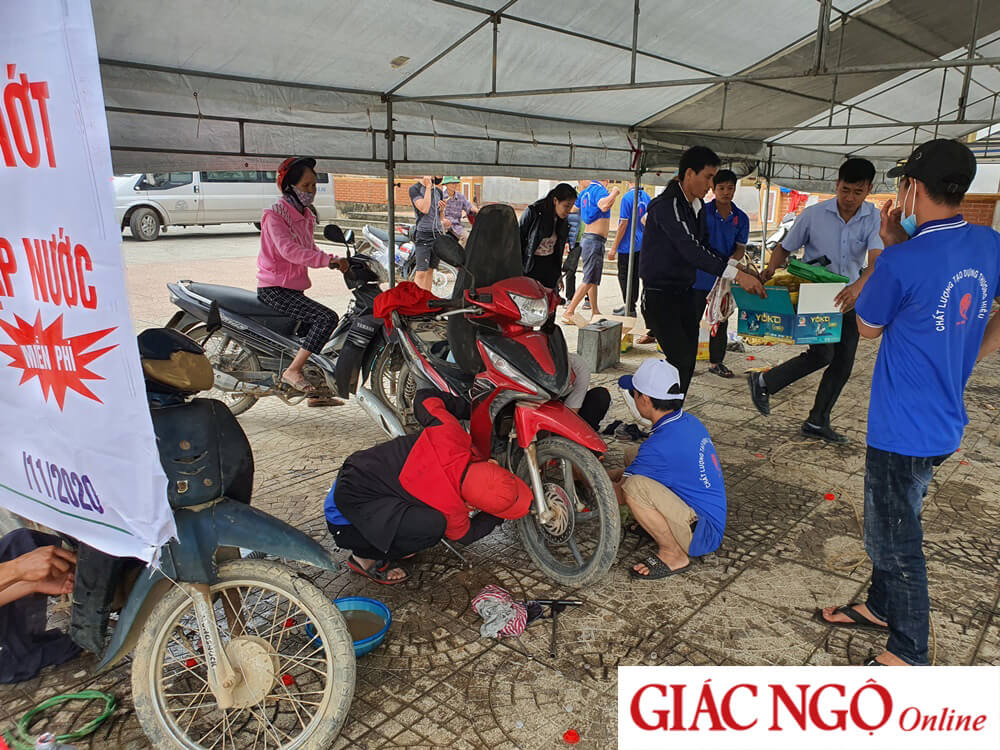 Giác Ngộ Online – Tặng quà đến đồng bào, giải cứu xe máy vùng lũ