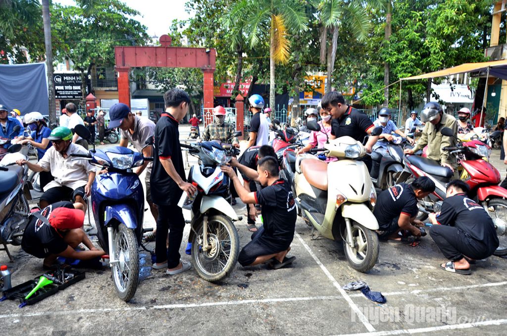 Báo Tuyên Quang – Thay dầu, sửa chữa xe máy miễn phí cho người dân vùng lụt tại thành phố Tuyên Quang, Yên Sơn và Chiêm Hóa