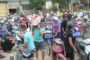 Tiền Phong – Công Ty Cổ phần Hoá Dầu An Bình Ant YoKo sửa xe thay dầu miễn phí cho bà con vùng lũ