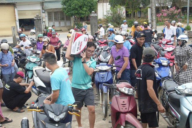 Tiền Phong – Công Ty Cổ phần Hoá Dầu An Bình Ant YoKo sửa xe thay dầu miễn phí cho bà con vùng lũ